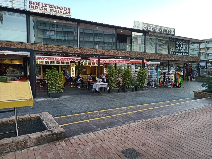 Indisches Restaurant und Karaoke im Águila Roja