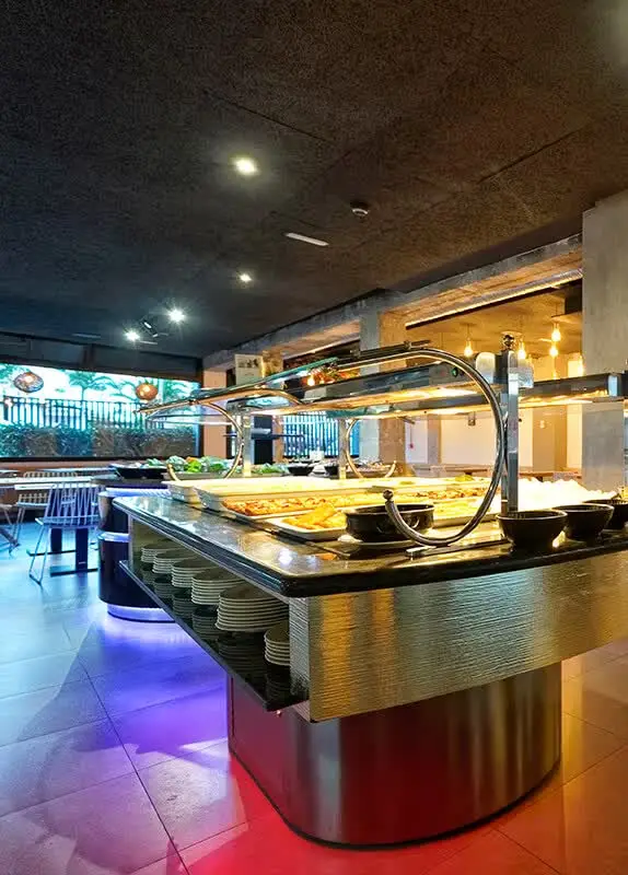 Das Restaurant des Resorts, abends beleuchtet