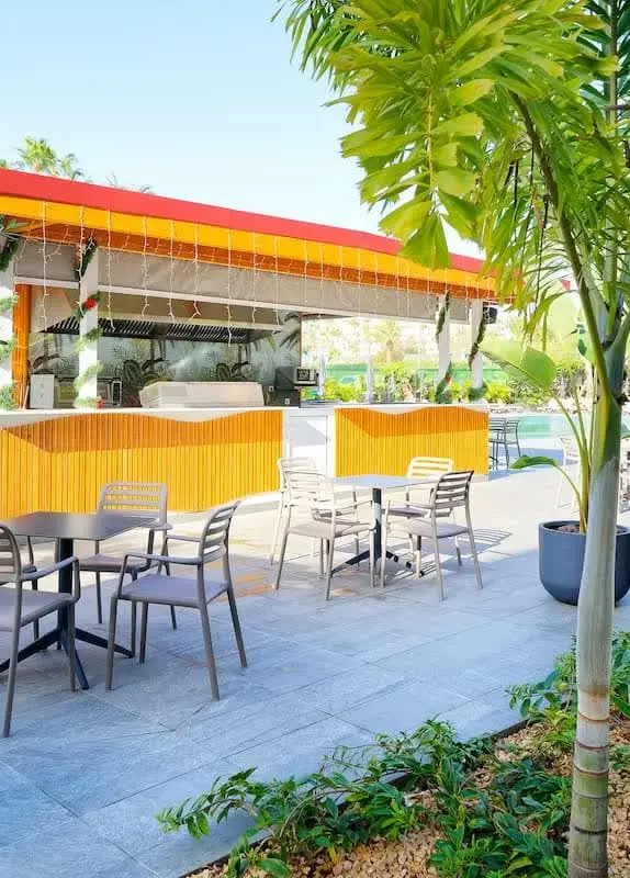 Poolbar mit gelbem Dach und Terrasse