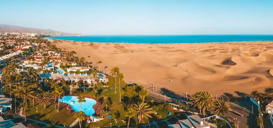 Luftaufnahme der Dünen von Maspalomas am Meer