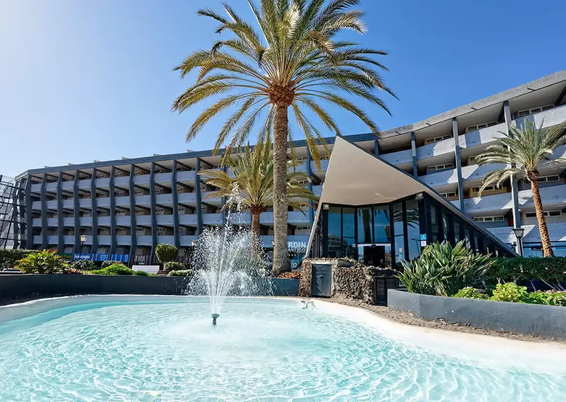 Pool mit Springbrunnen im Resort Jardín del Atlántico, umgeben von Palmen