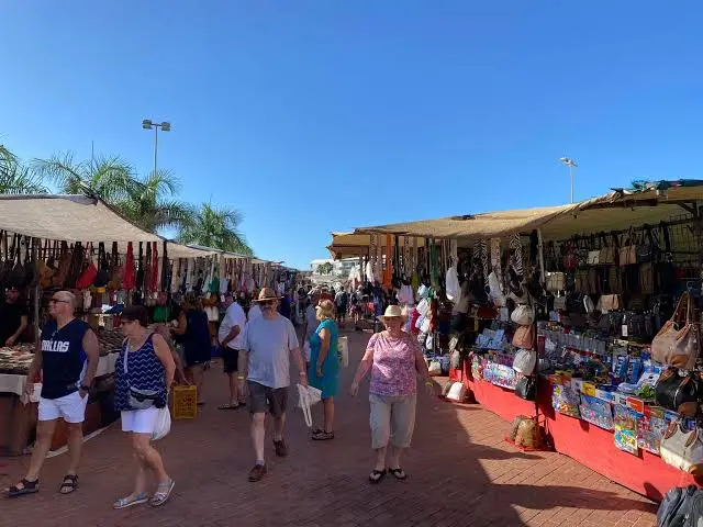 Kunsthandwerkermarkt mit Ständen für Taschen und Souvenirs