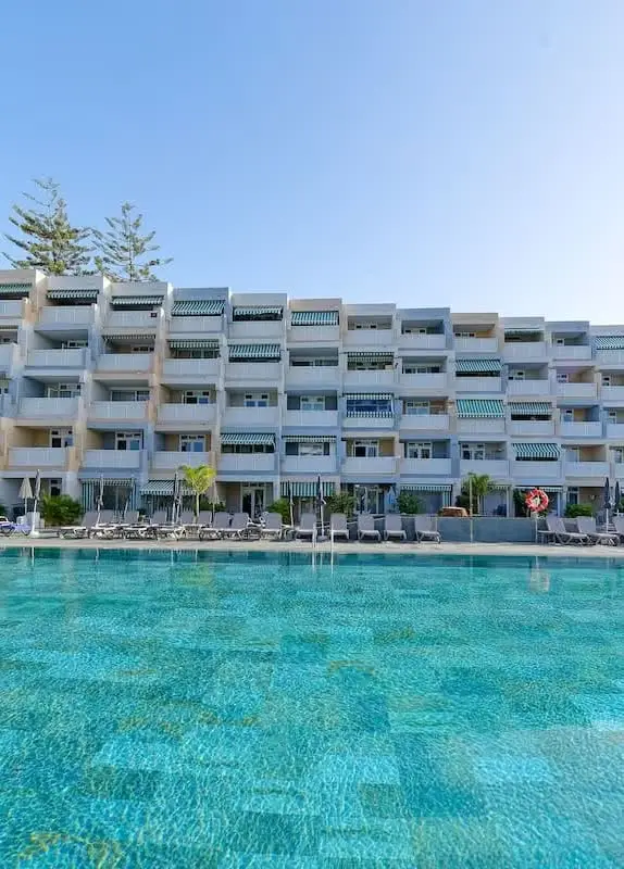 Großer Pool vor den Gebäuden des Resorts